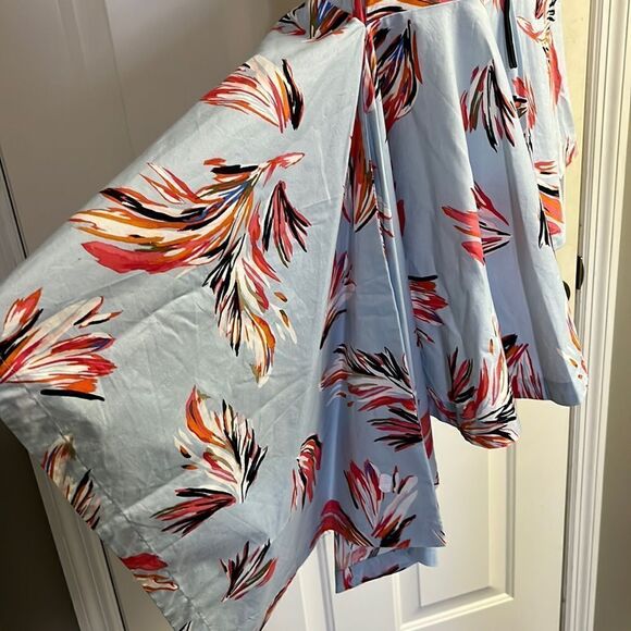 Lane Bryant Pastel Blue Floral Asymmetrical V-Neck Top with Back Zipper- Size 16 - Picture 11 of 15